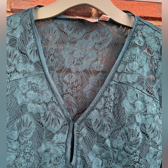 🛍️ willow root. Bell sleeves  lace bodysuit . Excellent condition. - Picture 6 of 10